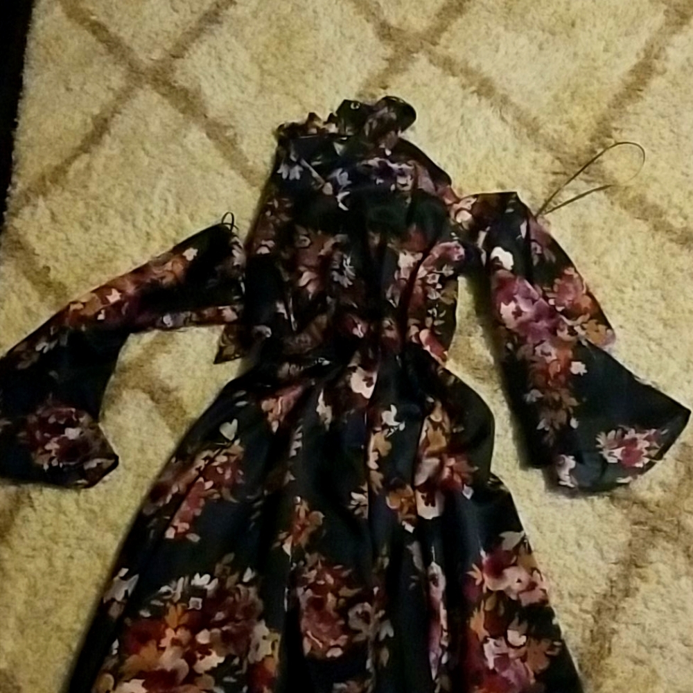Dress with open shoulders